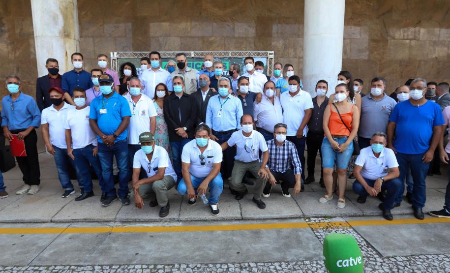 Governador entrega 42 caminhonetes para reforçar trabalho de vigilância ambiental