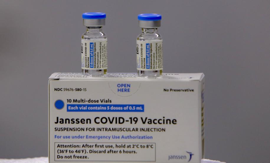 Em 18 de janeiro de 2021, o Paraná recebia as primeiras doses do imunizante CoronaVac, produzido pelo laboratório Sinovac em parceria com o Instituto Butantan. A data marcou a aplicação das primeiras doses em oito profissionais de saúde da linha de frente do Complexo Hospitalar do Trabalhador, de Curitiba, e o início de uma campanha de vacinação em massa para diminuir os efeitos devastadores da pandemia de Covid-19.