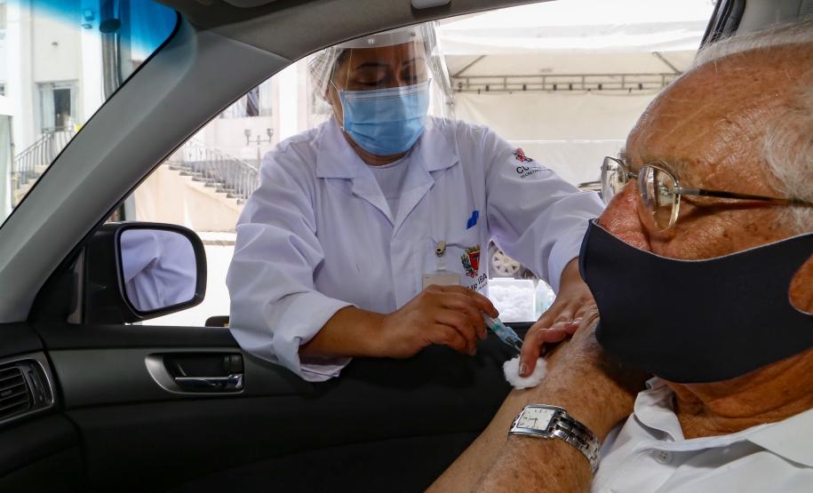 Um ano de vacinação contra a Covid-19 é marcado pela adesão e compromisso dos paranaenses