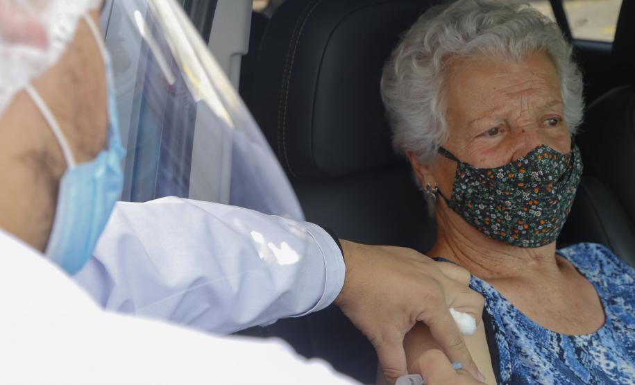 Um ano de vacinação contra a Covid-19 é marcado pela adesão e compromisso dos paranaenses