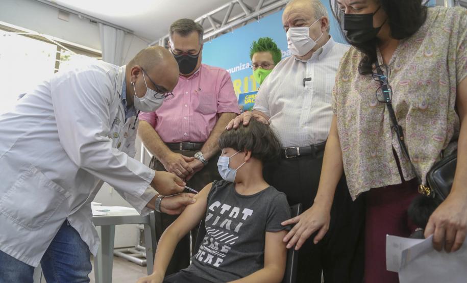 Secretário acompanha vacinação infantil contra a Covid-19 em Curitiba