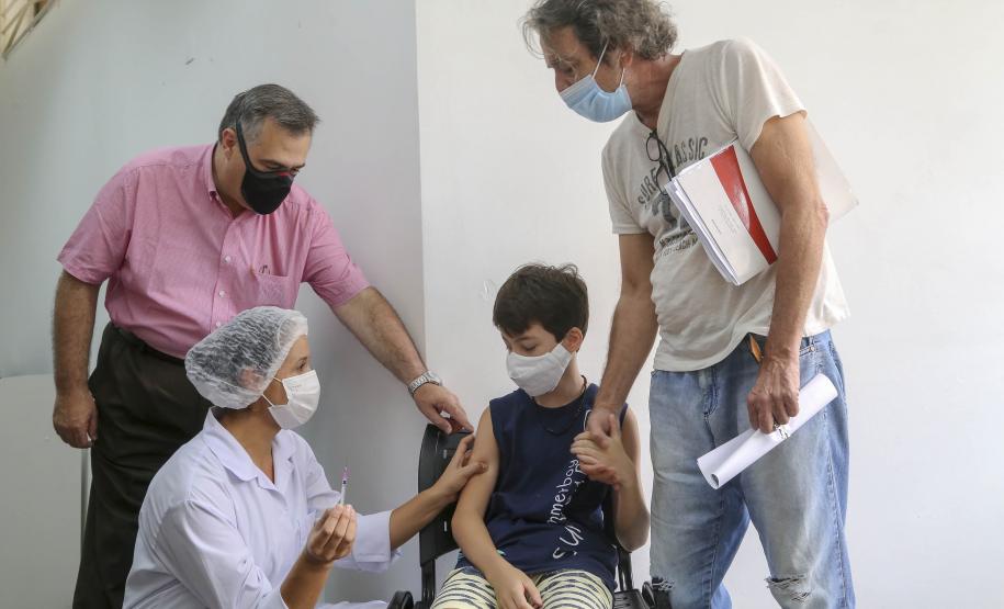 Secretário acompanha vacinação infantil contra a Covid-19 em Curitiba