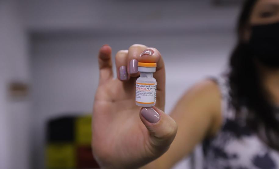 Paraná recebe primeiro lote com 65,5 mil vacinas contra a Covid-19 para crianças de 5 a 11 anos