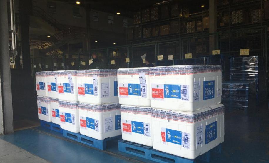 Mais 450 mil vacinas chegam ao Paraná e outras 354 mil ainda são aguardadas