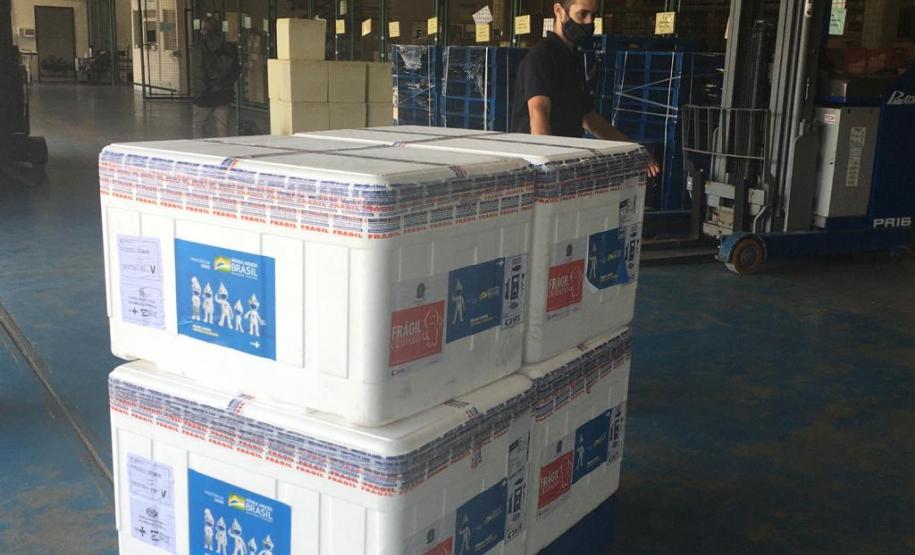 Mais 450 mil vacinas chegam ao Paraná e outras 354 mil ainda são aguardadas