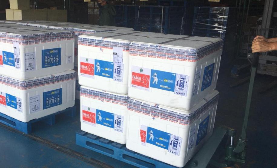 Mais 450 mil vacinas chegam ao Paraná e outras 354 mil ainda são aguardadas