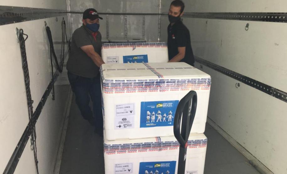 Mais 450 mil vacinas chegam ao Paraná e outras 354 mil ainda são aguardadas