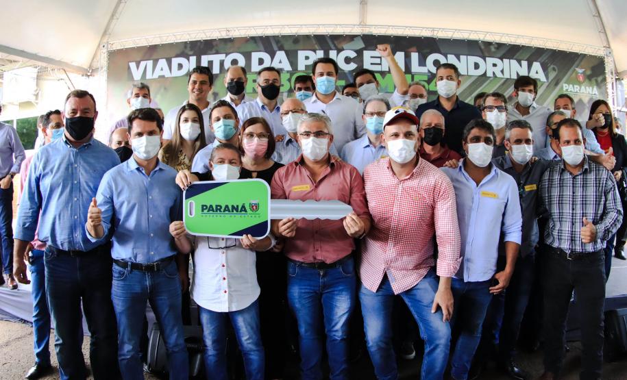 Saúde entrega 87 veículos e autoriza mais de R$ 11 milhões em investimentos para Londrina e região