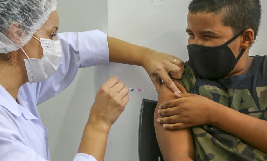 Paraná chega a 253 mil crianças vacinadas e secretário reforça importância da imunização