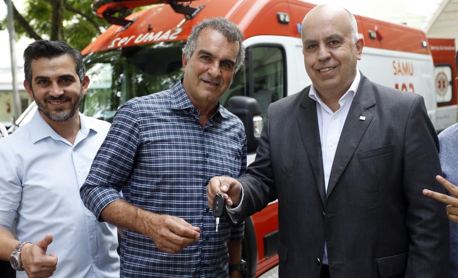 Saúde entrega ambulâncias para reforçar os serviços do Samu