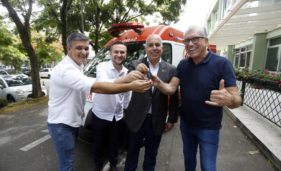 Saúde entrega ambulâncias para reforçar os serviços do Samu