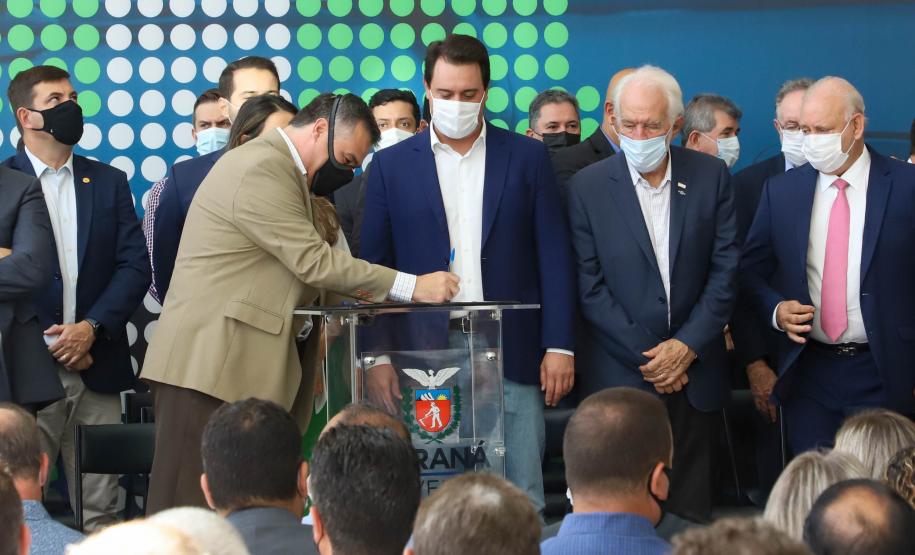 Investimento recorde na saúde pública do Paraná prevê mais de 300 obras e 744 novos veículos