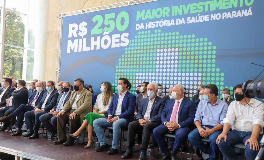 Investimento recorde na saúde pública do Paraná prevê mais de 300 obras e 744 novos veículos