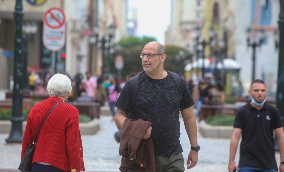 Nove dias após liberação das máscaras ao ar livre, números da pandemia seguem em queda