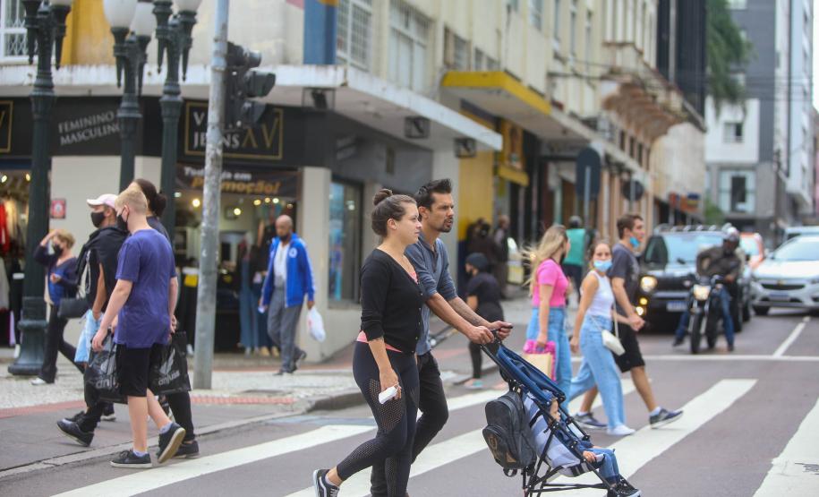 Nove dias após liberação das máscaras ao ar livre, números da pandemia seguem em queda