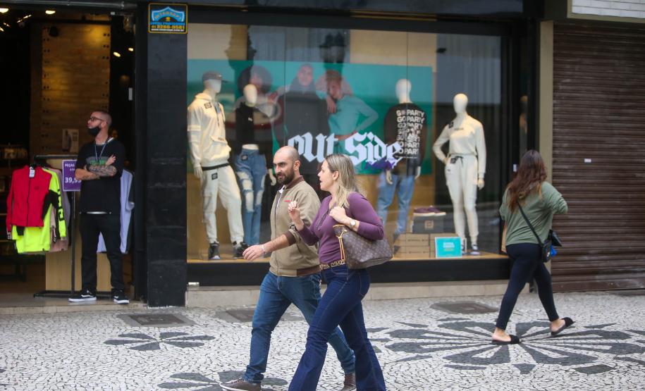 Nove dias após liberação das máscaras ao ar livre, números da pandemia seguem em queda