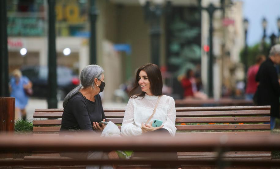 Nove dias após liberação das máscaras ao ar livre, números da pandemia seguem em queda