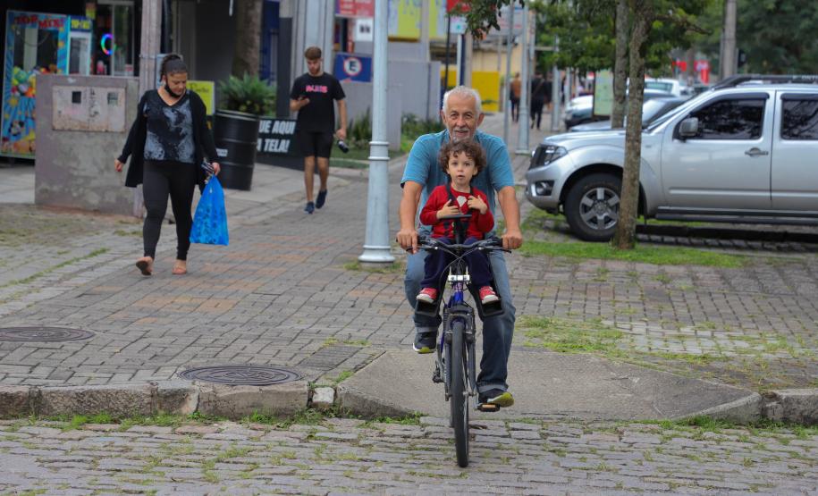 Em novo decreto, governador libera circulação sem máscaras em ambientes fechados