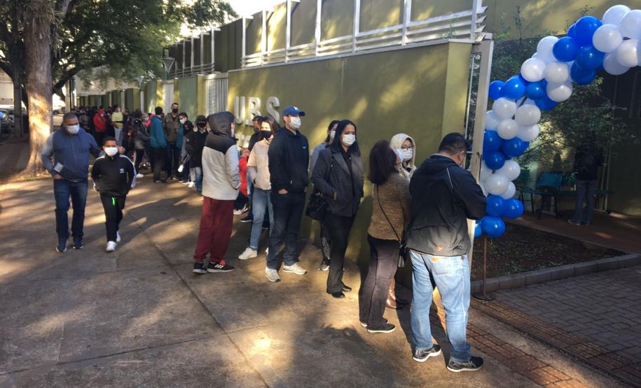 Fila de vacinação em Maringá