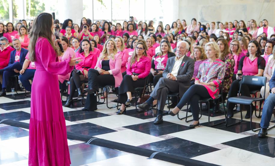 Primeira-dama destaca importância da conscientização contra o câncer de mama