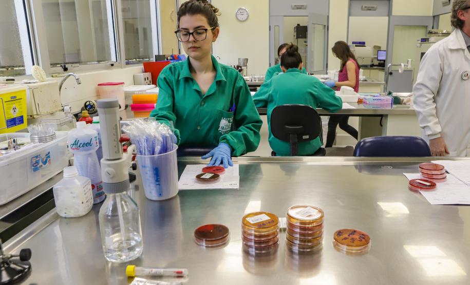 Lacen é referência nacional em monitoramento de doenças e inovação nos processos