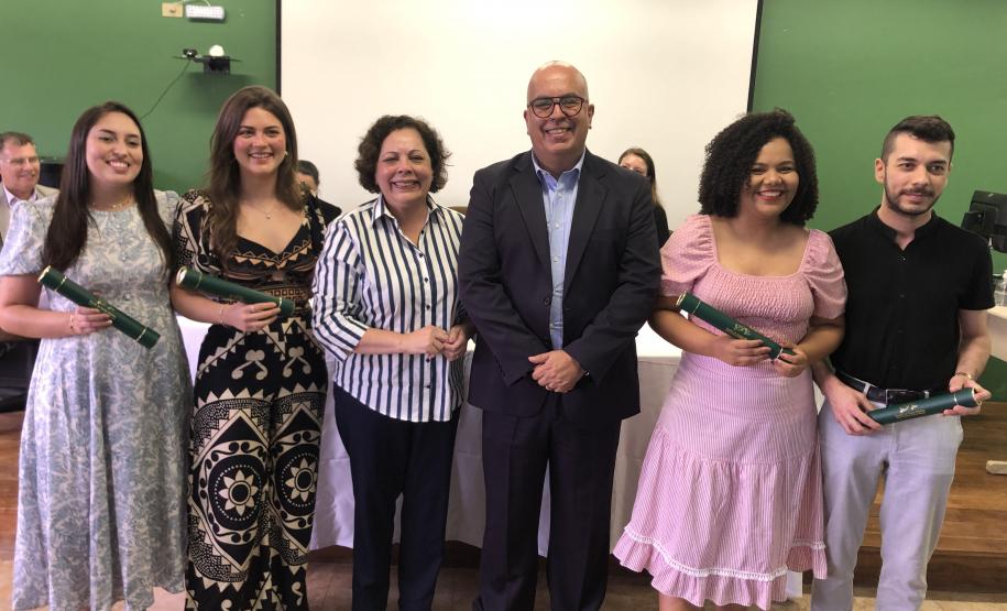 Escola de Saúde Publica forma oito novos profissionais em enfermagem obstétrica e multiprofissional em Saúde Mental