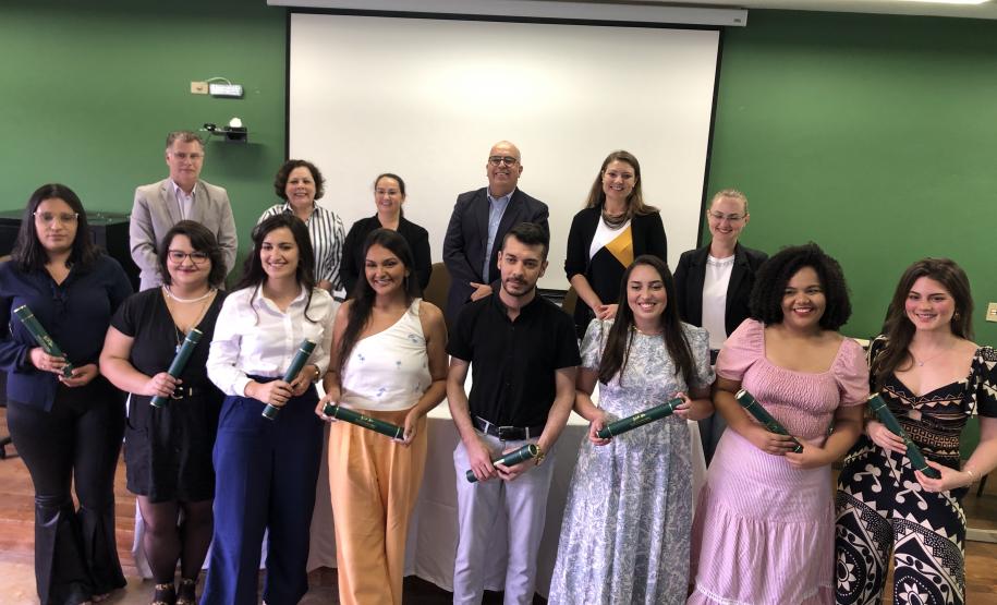 Escola de Saúde Publica forma oito novos profissionais em enfermagem obstétrica e multiprofissional em Saúde Mental