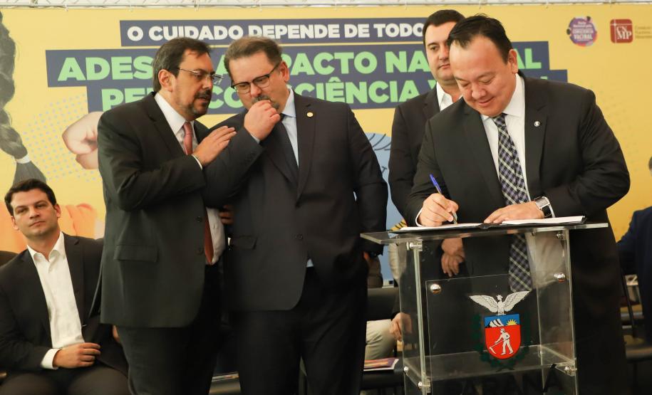 Paraná é o 1º estado a unir todos os Poderes no Pacto Nacional pela Consciência Vacinal