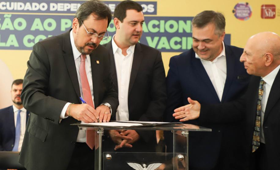 Paraná é o 1º estado a unir todos os Poderes no Pacto Nacional pela Consciência Vacinal