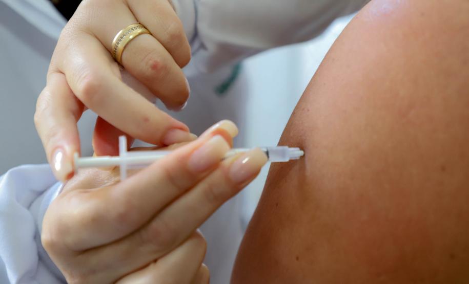 Secretaria da Saúde promove ação para imunizar seus servidores contra Influenza e Covid-19