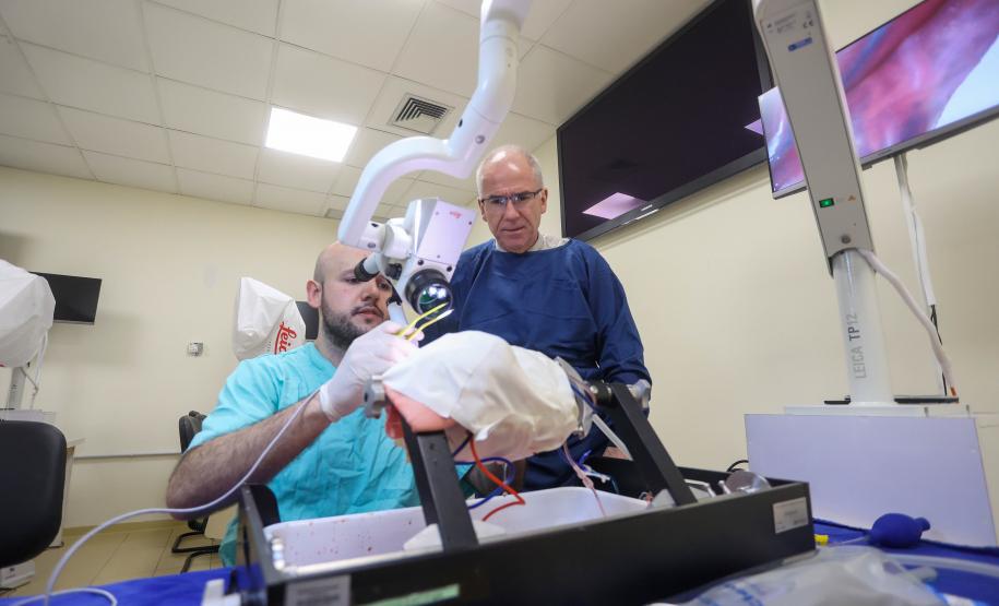 Com “cirurgia-aula”, professor do Paraná é referência global na formação de neurocirurgiões