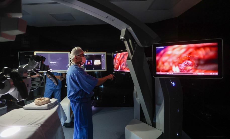 Com “cirurgia-aula”, professor do Paraná é referência global na formação de neurocirurgiões