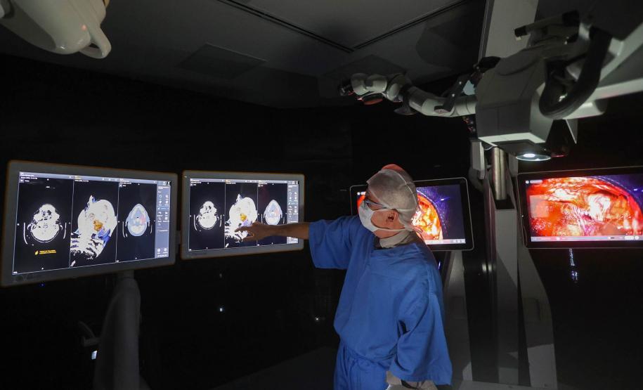 Com “cirurgia-aula”, professor do Paraná é referência global na formação de neurocirurgiões