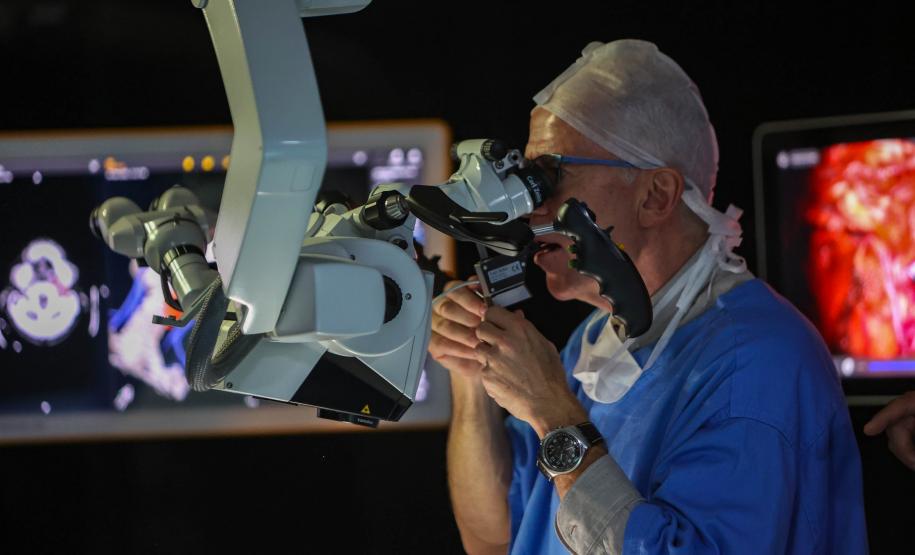 Com “cirurgia-aula”, professor do Paraná é referência global na formação de neurocirurgiões