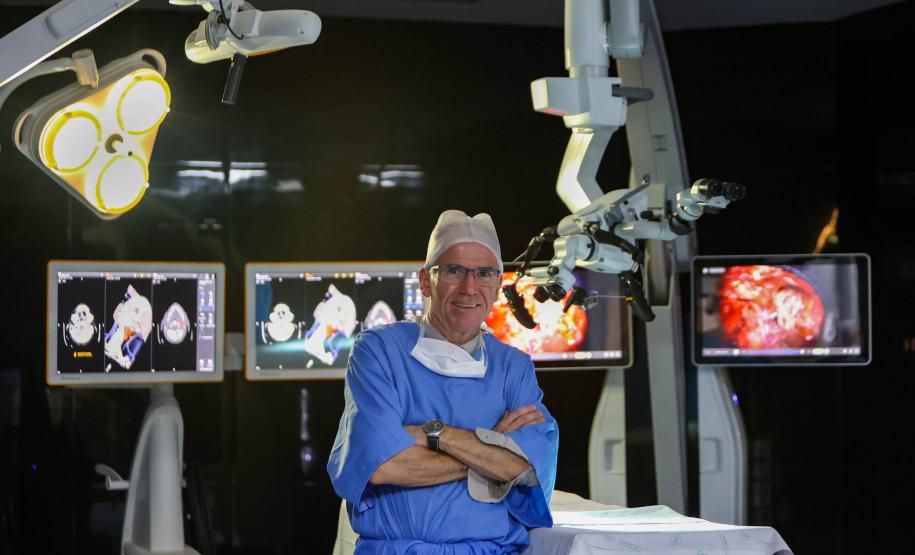 Com “cirurgia-aula”, professor do Paraná é referência global na formação de neurocirurgiões