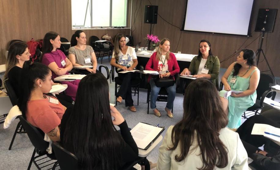 Profissionais que atuam em UTI neonatal do Paraná são capacitados no Método Canguru