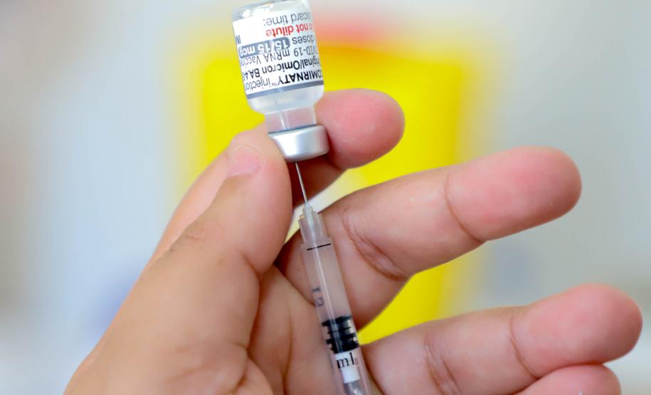 97% dos municípios já vacinam pessoas acima de 18 anos com a bivalente contra a Covid-19