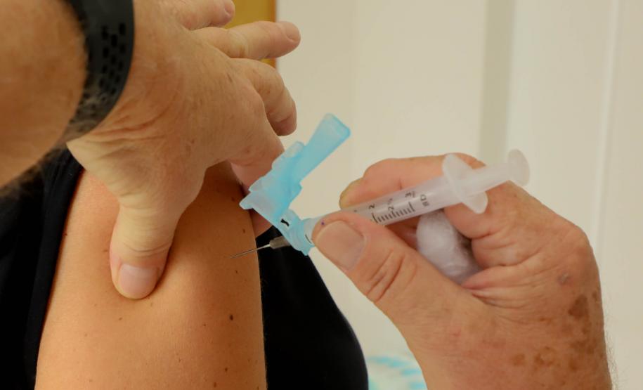 97% dos municípios já vacinam pessoas acima de 18 anos com a bivalente contra a Covid-19
