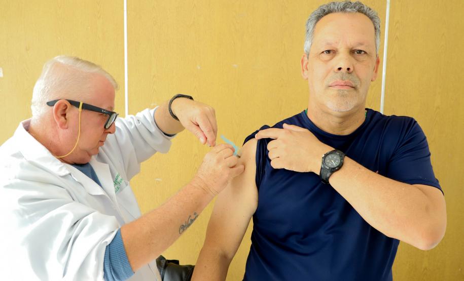 97% dos municípios já vacinam pessoas acima de 18 anos com a bivalente contra a Covid-19