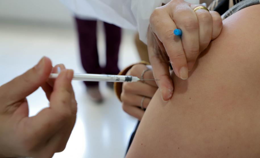 97% dos municípios já vacinam pessoas acima de 18 anos com a bivalente contra a Covid-19