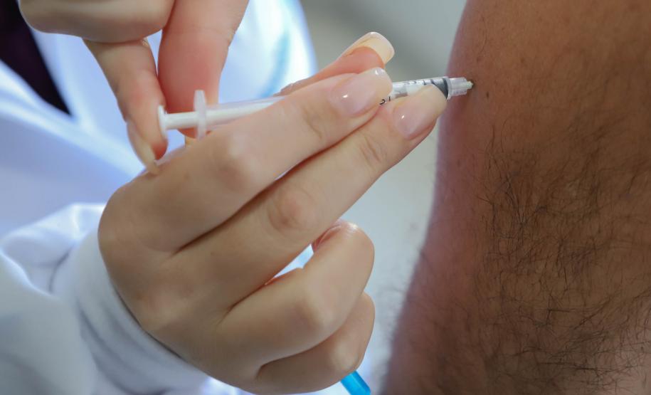 97% dos municípios já vacinam pessoas acima de 18 anos com a bivalente contra a Covid-19