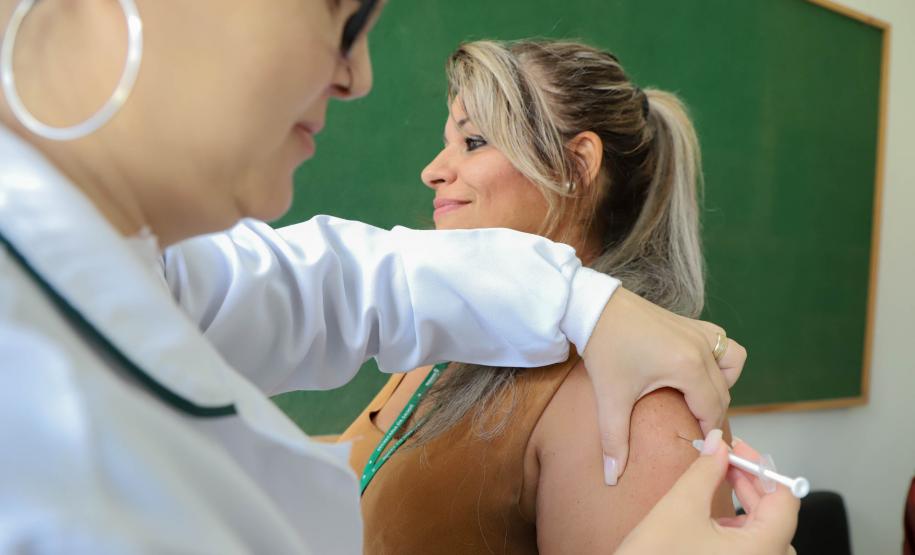 97% dos municípios já vacinam pessoas acima de 18 anos com a bivalente contra a Covid-19