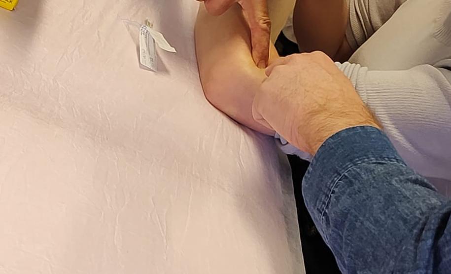 Paraná forma médicos da Atenção Primária para atuar com acupuntura no SUS