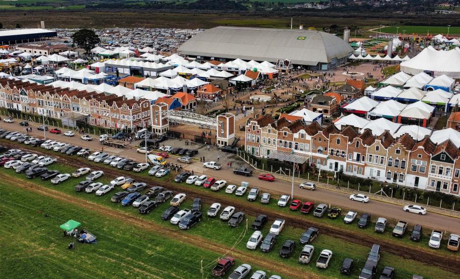 Governador visita a Agroleite e anuncia investimento de R$ 19 milhões para Castro