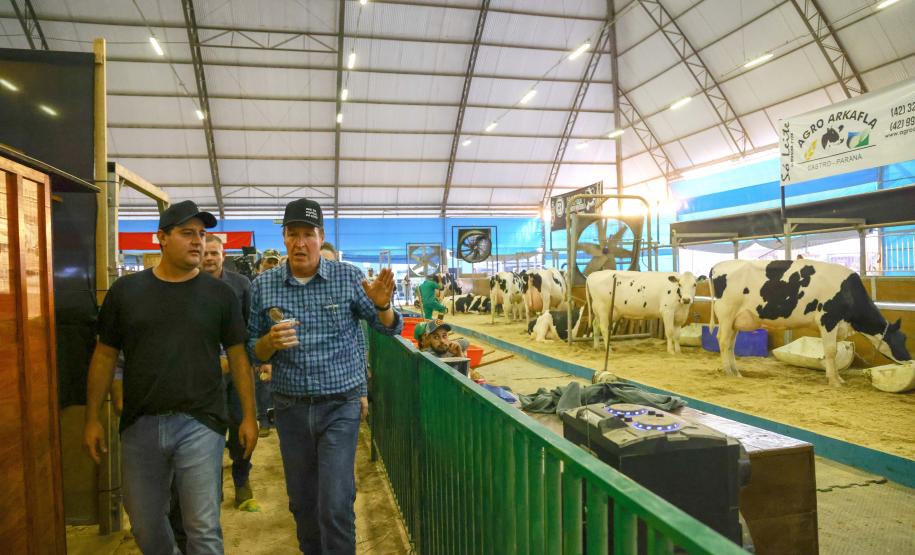 Governador visita a Agroleite e anuncia investimento de R$ 19 milhões para Castro
