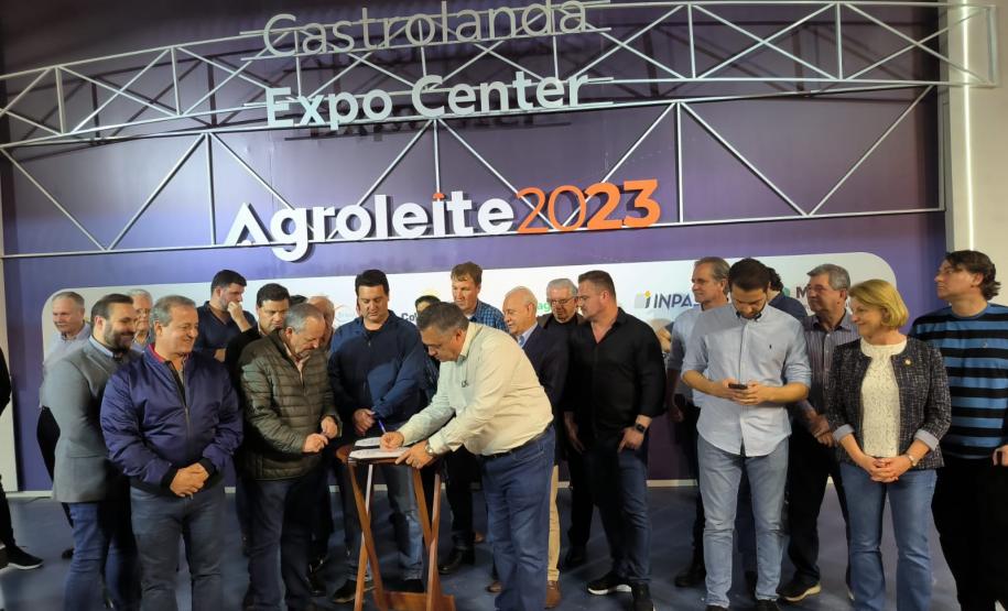 Governador visita a Agroleite e anuncia investimento de R$ 19 milhões para Castro