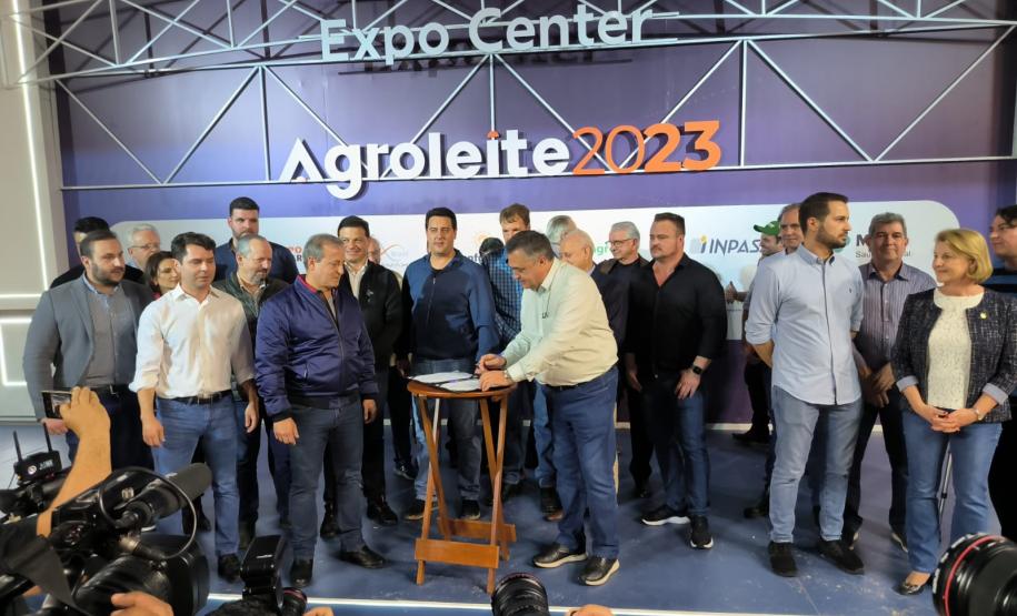 Governador visita a Agroleite e anuncia investimento de R$ 19 milhões para Castro