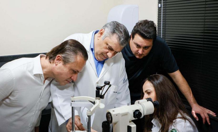 Em Jacarezinho, governador vistoria obra de ambulatório que vai atender 22 municípios