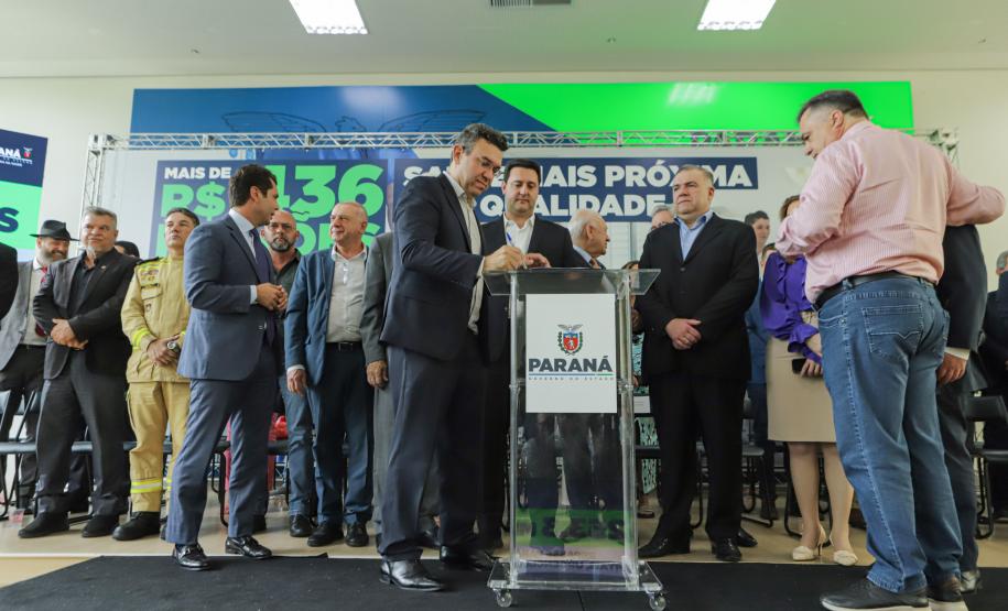 Governador libera mais R$ 403 milhões para a saúde e entrega novos carros e ambulâncias