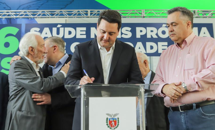 Governador libera mais R$ 403 milhões para a saúde e entrega novos carros e ambulâncias